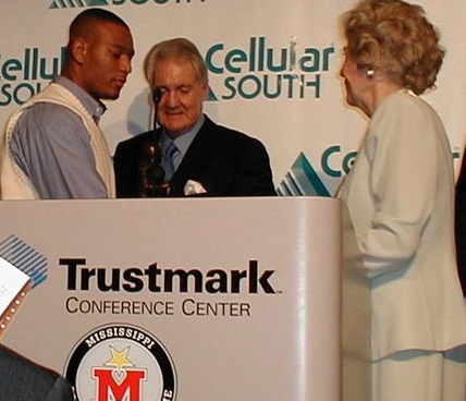 Pat Summerall, center, with Deuce McAllister and Perian Conerly at the 1999 C Spire Conerly Trophy presentation. Photo courtesy of Mississippi Sports Hall of Fame