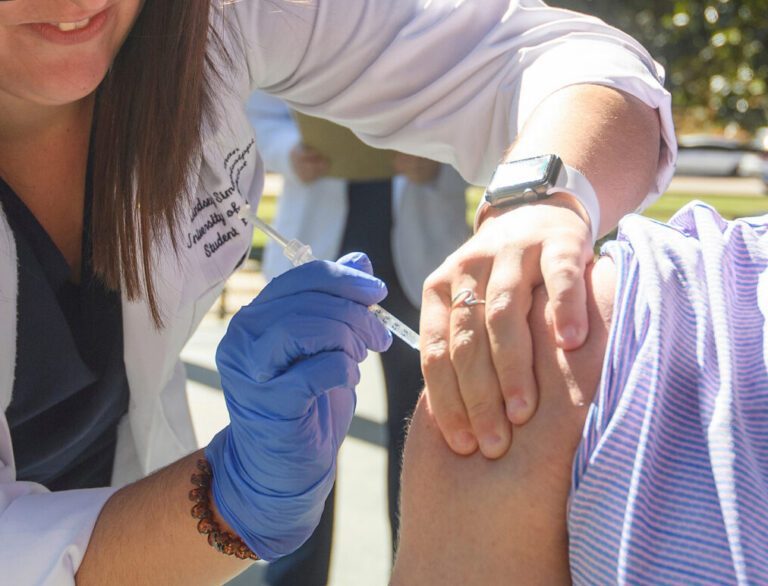Student Pharmacists Providing Flu Shots to UM Community
