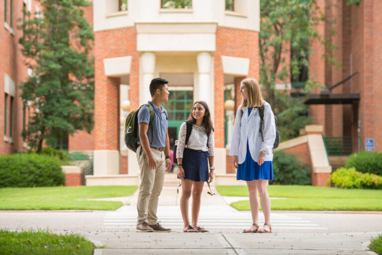 Gift Establishes Pharmacy Scholarship 