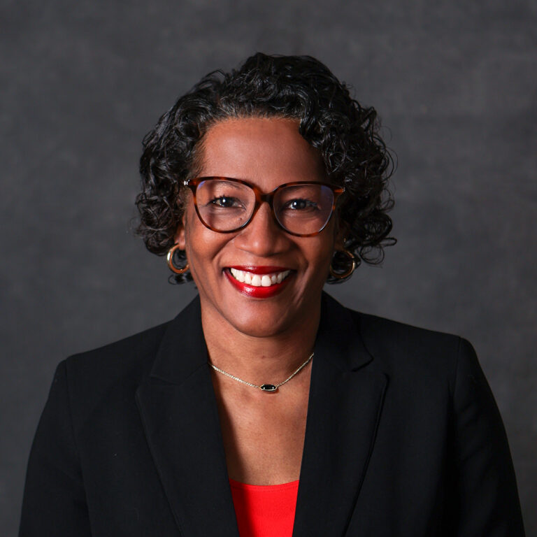 Paragon Bank Welcomes Helean Davis as its New Banking Center Manager